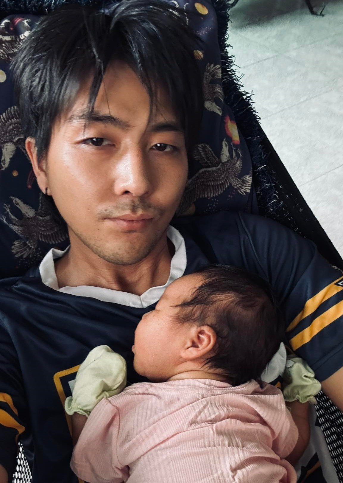 Nam diễn viên trải lòng, năm 2025, thành công duy nhất của anh là có 1 gia đình nhỏ. Quang Sơn tự động viên bản thân: "2026 cố gắng tiếp cố đến khi nào không được thì thôi, cố đến khi nào có người chỉ vào mặt và nói mình không còn phù hợp làm diễn viên nữa. Cũng như là có những nơi cần rời đi thì hãy mạnh mẽ rời đi Sơn nhé". Ảnh: FB Quang Sơn.