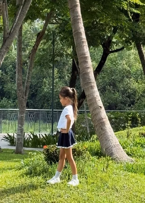 Bé Lisa quen với ống kính máy ảnh từ khi còn nhỏ. Ảnh: FB Hồ Ngọc Hà. Ảnh: FB Henrylisaleon.