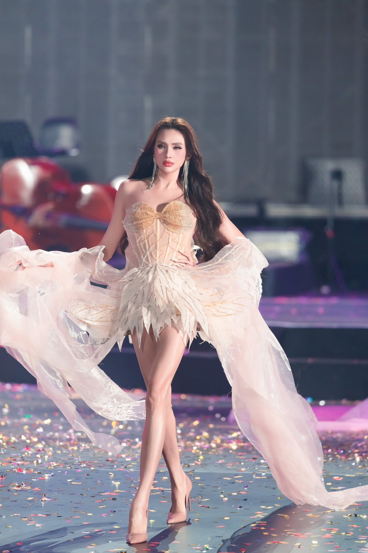 Siêu mẫu Võ Hoàng Yến gây ấn tượng mạnh với ánh nhìn sắc lạnh, kiêu sa trong thiết kế tinh xảo tông vàng đồng – hồng.