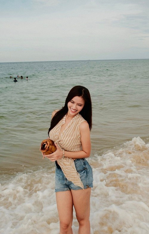 Minh Nhàn sống chậm lại. "Trước đây tôi luôn vội, lúc nào cũng "cháy" hết mình. Nhưng sau biến cố, tôi nhận ra không phải cứ cháy rực rồi lụi tàn như ngọn nến mới là sống đẹp. Quan trọng là biết cách giữ lửa và truyền lửa đúng lúc, đúng cách", cô nói.