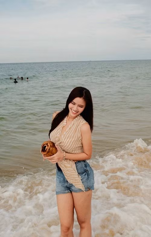 Minh Nhàn sống chậm lại. "Trước đây tôi luôn vội, lúc nào cũng "cháy" hết mình. Nhưng sau biến cố, tôi nhận ra không phải cứ cháy rực rồi lụi tàn như ngọn nến mới là sống đẹp. Quan trọng là biết cách giữ lửa và truyền lửa đúng lúc, đúng cách", cô nói.