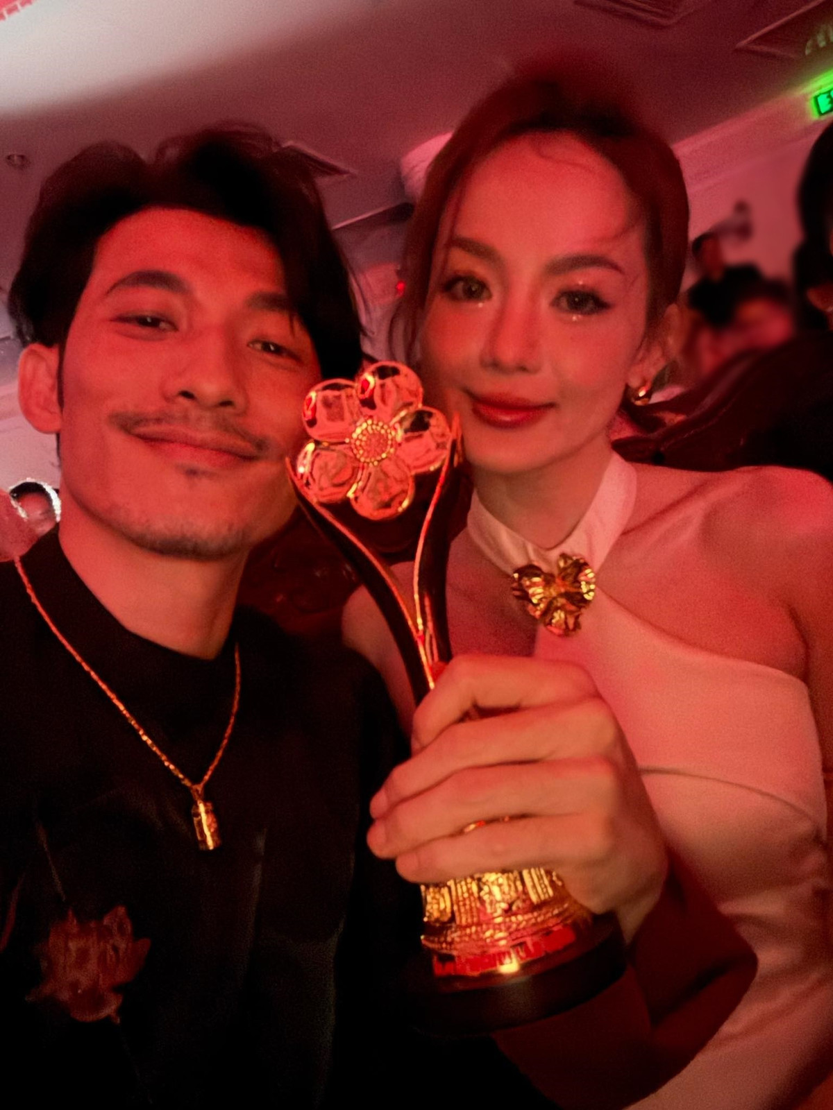 Liên Bỉnh Phát đăng tải hình ảnh bên bạn gái - ca sĩ Ngọc Kayla sau khi đoạt giải Nam diễn viên điện ảnh - truyền hình được yêu thích nhất. Ảnh: FB Liên Bỉnh Phát.