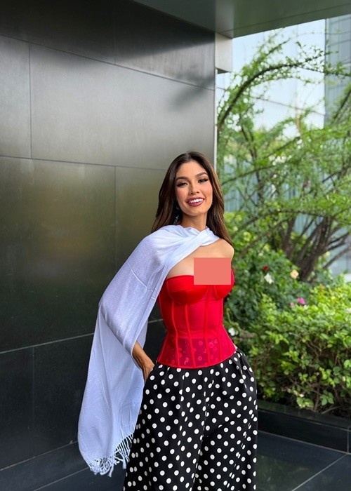 Virmania mặc áo corset bó sát tôn vòng một quyến rũ khi tham gia một hoạt động của cuộc thi Miss World 2025. Ảnh: FB Virmania Rodriguez.
