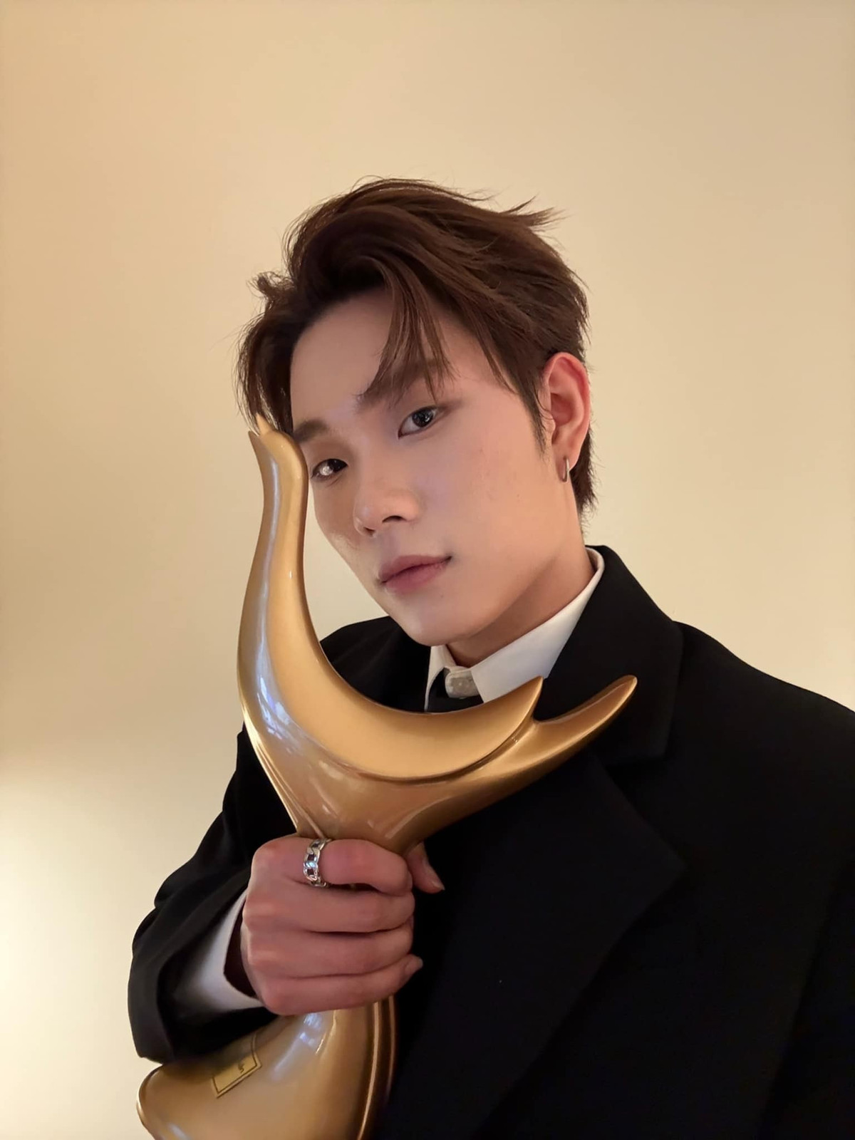 Tháng 3/2025, Dương Domic nhận giải Nghệ sĩ mới của năm tại Cống Hiến. Ảnh: FB Dương Domic.