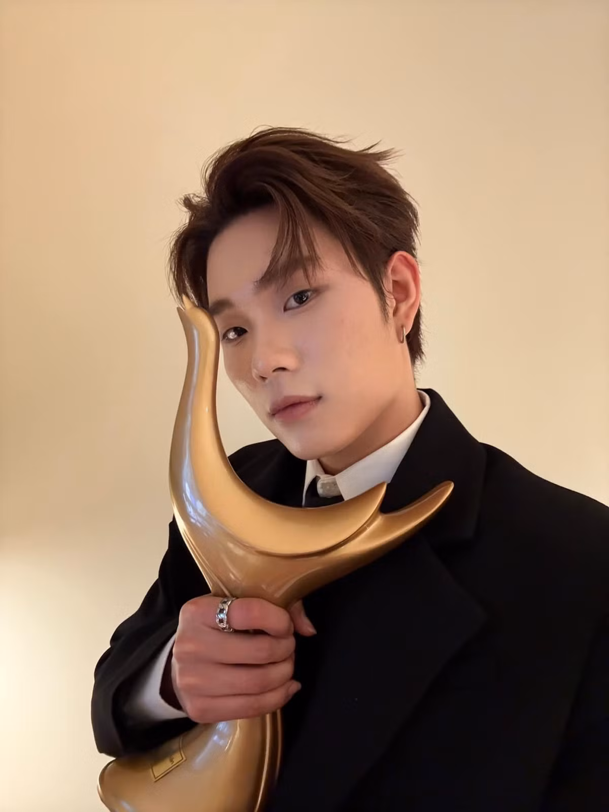 Tháng 3/2025, Dương Domic nhận giải Nghệ sĩ mới của năm tại Cống Hiến. Ảnh: FB Dương Domic.