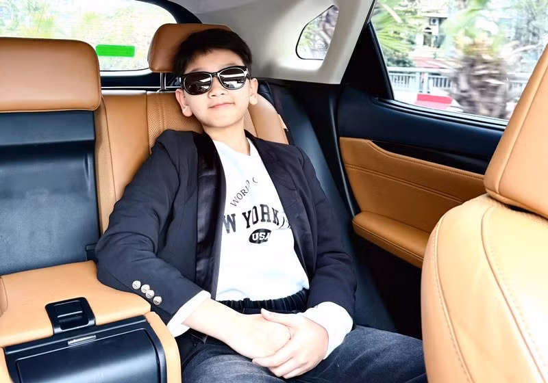 Quý tử nhà Lã Thanh Huyền ngồi xe hơi sang trọng khi di chuyển. Ảnh: FB Lã Thanh Huyền.