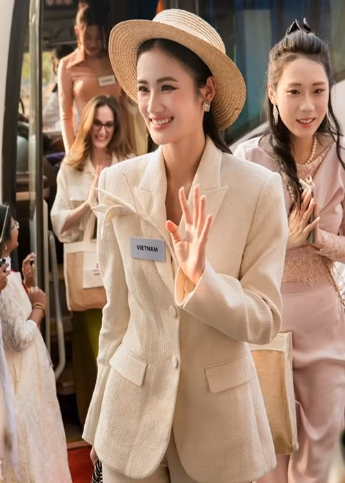 Hoa hậu Ý Nhi diện vest thanh lịch trong một hoạt động của cuộc thi Miss World 2025 - Hoa hậu Thế giới 2025. Dù mặc kín đáo, đại diện Việt Nam vẫn gây ấn tượng. Hình ảnh của cô đã xuất hiện trên fanpage cuộc thi. Ảnh: Fanpage Miss World.