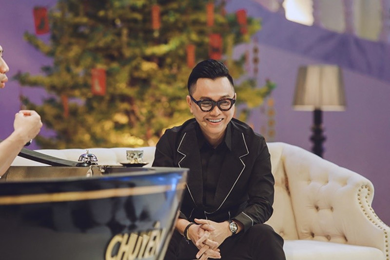 Công Trí cho biết, trong showbiz anh không thân thiết với ai. Nam thiết kế chỉ xem những người đến với mình là đối tác trong công việc. Công Trí còn cho biết, anh luôn tự giải quyết vấn đề mà không chia sẻ với ai. Ảnh: Dân Việt.