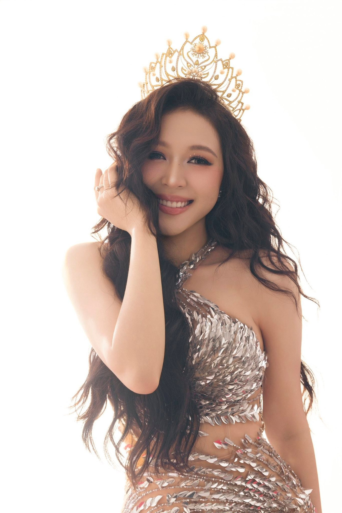 Kiều Duy tự tin và nổi bật trước ống kính với chiếc vương miện Hoa hậu Quốc gia Việt Nam 2024.