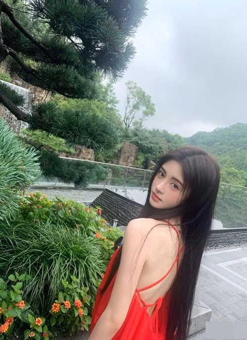 Cúc Tịnh Y sở hữu làn da trắng mịn màng, không chút tỳ vết. Ảnh: Weibo Cúc Tịnh Y.