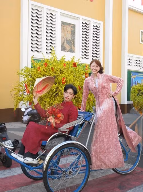 Hình ảnh áo dài, xích lô và sắc hoa mai vàng mang đến không khí Tết truyền thống, gợi cảm giác bình yên của những ngày đầu năm. Ảnh: FB Uyển Ân.