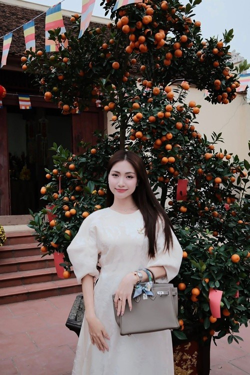 Giọng ca sinh năm 1995 cũng thường xuất hiện với nhiều phụ kiện và trang phục đến từ các thương hiệu thời trang.