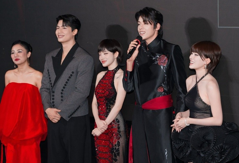 Thời gian đầu, do nhỏ tuổi hơn LyLy và Pháo, anh quen miệng gọi “chị”. Tuy nhiên, đạo diễn yêu cầu thay đổi cách xưng hô để dễ nhập vai và giữ cảm xúc tự nhiên trong những cảnh tình cảm.