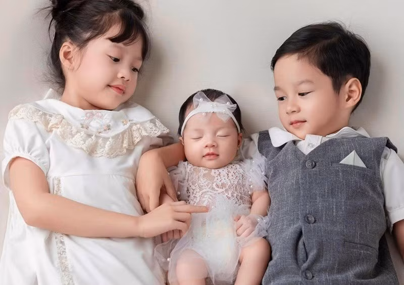 Nàng hậu khoe ảnh ba con đồng thời viết: "Cảm ơn em đã đến với gia đình, từ ngày có thêm em cả nhà ngập tràn niềm vui, trộm vía nặn thế nào mà em có nét vừa giống chị và cũng vừa giống anh". Ảnh: FB Thu Thảo.