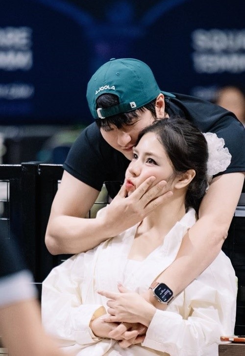 Trên trang cá nhân, MC Bạch Lan Phương vừa chia sẻ dòng trạng thái dài về việc thường xuyên nhận những bình luận soi mói mỗi khi đăng bài liên quan đến chồng – diễn viên Huỳnh Anh.