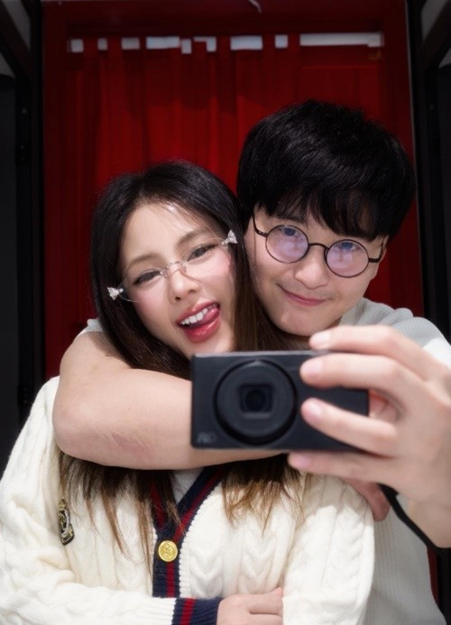 Trước những ý kiến trái chiều, nữ MC cho biết cô chọn cách nhìn nhận nhẹ nhàng hơn. “Người ta nói không giải thích thì thấy bị oan, mà giải thích lại bảo nói nhiều. Thôi thì cứ là chính mình. Thanh giả tự thanh”, cô chia sẻ.