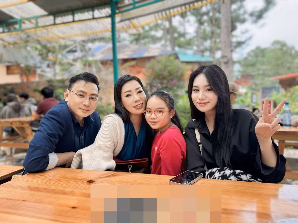 Nữ nghệ sĩ thu âm ca khúc Hạnh phúc cuối cùng để dành tặng chồng nhân kỷ niệm 25 năm về chung một nhà.