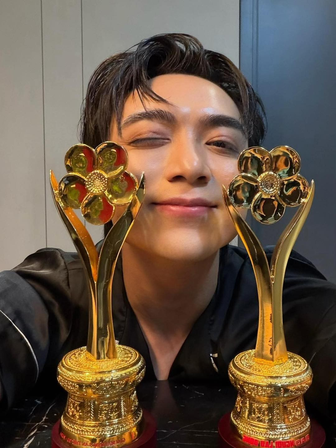 Soobin Hoàng Sơn nhận giải: MV âm nhạc được yêu thích nhất và Nam ca sĩ được yêu thích nhất tại Mai Vàng 2025. Ảnh: Fanpage Hóng Hớt Showbiz.