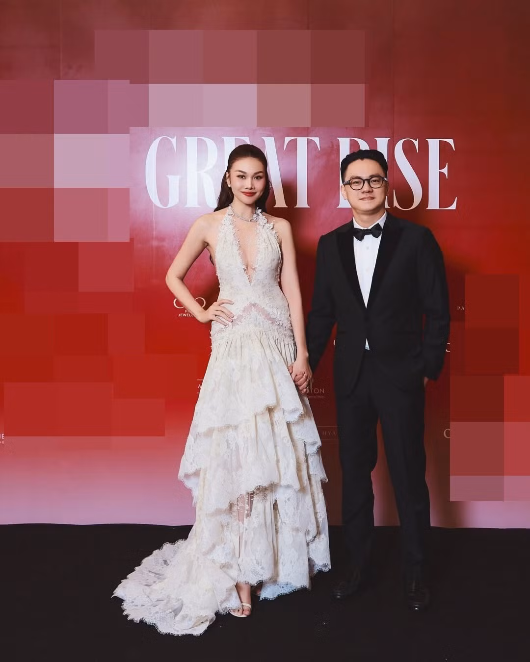 Vợ chồng Thanh Hằng nắm tay không rời tại sự kiện.