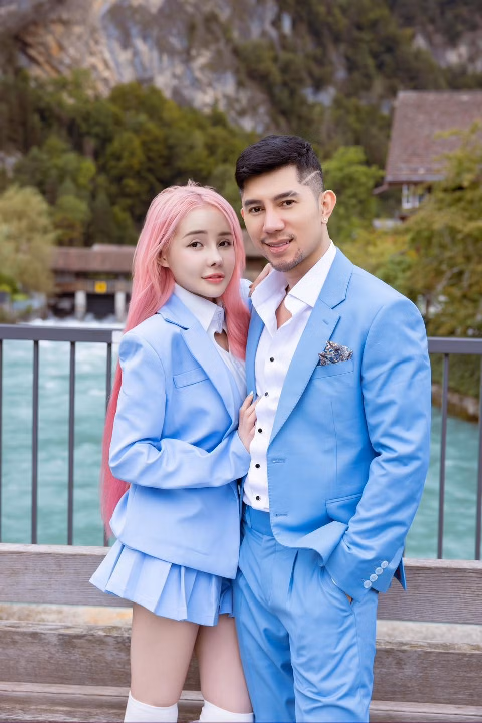 Tình cảm của cặp đôi thị phi mặn nồng như chưa hề có chia tay hay tố nhau.