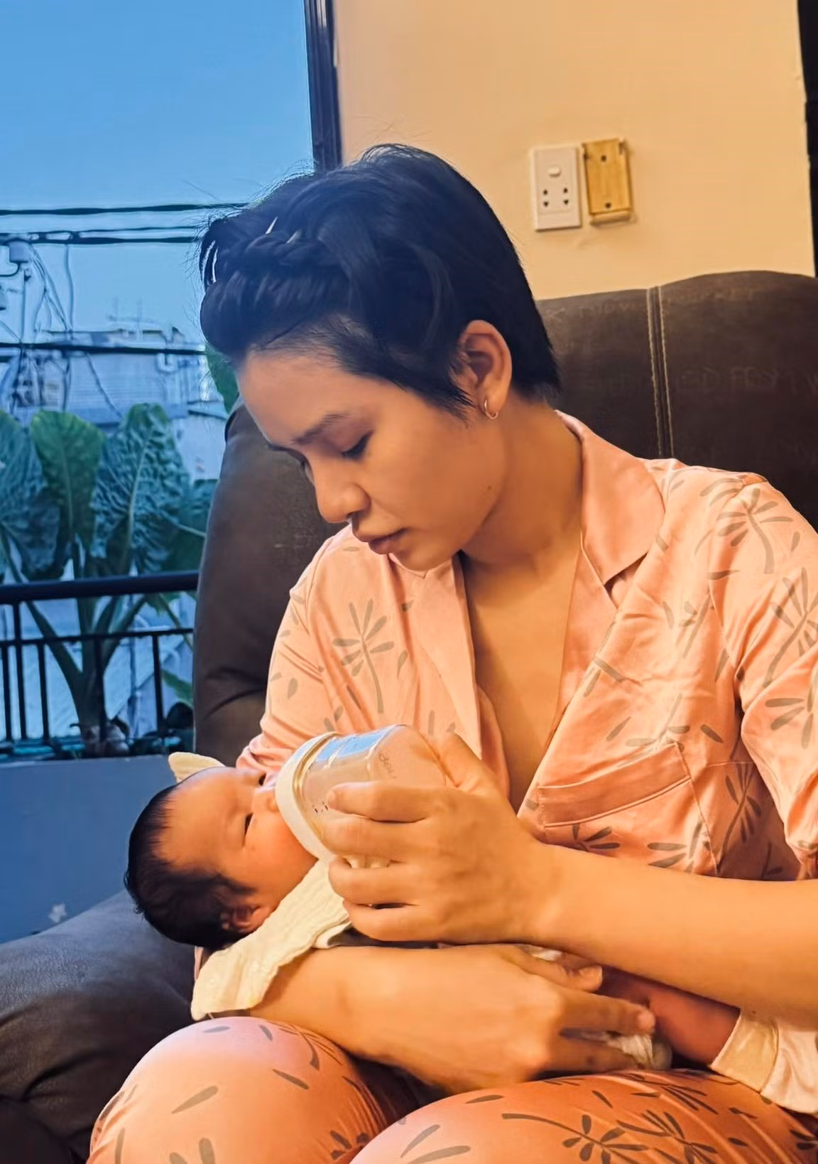 Thu Trang tâm sự, thành tựu to nhất năm 2025 là có con gái. "Từ một người không thích trẻ con thành một người 'nghiện' con, hay thật sự đấy", nữ người mẫu cho hay. Ảnh: FB Thu Trang.