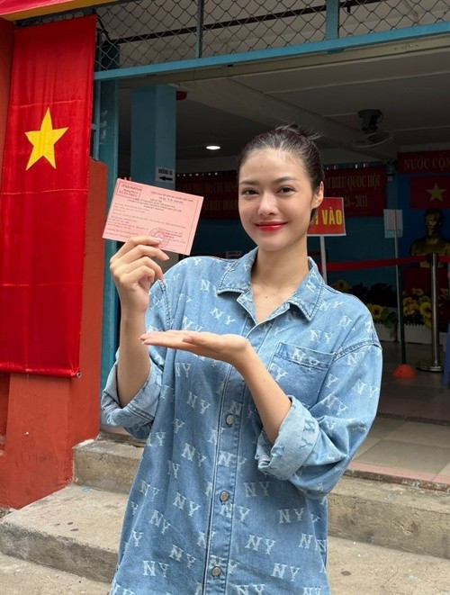 Á hậu Kiều Loan có mặt tại điểm bầu cử, cầm lá phiếu trên tay. Ảnh: FB Kiều Loan.