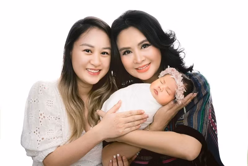 Thiện Thanh đã kết hôn, có con gái đầu lòng. Sau khi tốt nghiệp Học viện Âm nhạc Quốc gia Việt Nam, Thiện Thanh mong muốn trở thành giáo viên dạy thanh nhạc. Ảnh: FB Thanh Lam.