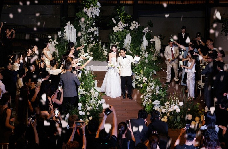 Theo Tiền Phong, Quỳnh Châu xúc động đọc lời thề nguyện: “Mọi người đều nghĩ anh là thiếu gia. Nhưng những người thân ở đây đều biết chúng mình cùng nhau đi qua những ngày không có một đồng nào trong dịch. Em đã chọn anh làm chồng của em và sẽ yêu anh bây giờ, sau này, và cả cho đến khi tim em ngừng đập. Em là nước sôi vì luôn vội vàng, còn anh là nước hồ giúp em bình tĩnh, cảm thấy bình yên”. Ảnh: Tiền Phong.