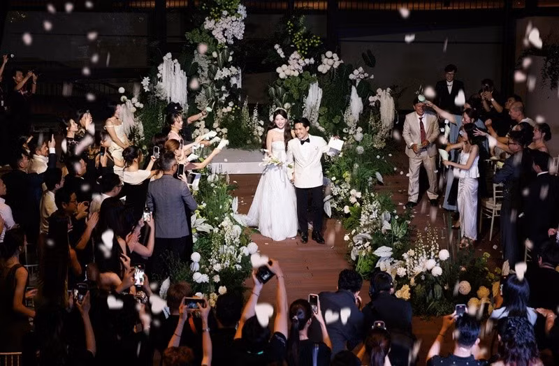 Theo Tiền Phong, Quỳnh Châu xúc động đọc lời thề nguyện: “Mọi người đều nghĩ anh là thiếu gia. Nhưng những người thân ở đây đều biết chúng mình cùng nhau đi qua những ngày không có một đồng nào trong dịch. Em đã chọn anh làm chồng của em và sẽ yêu anh bây giờ, sau này, và cả cho đến khi tim em ngừng đập. Em là nước sôi vì luôn vội vàng, còn anh là nước hồ giúp em bình tĩnh, cảm thấy bình yên”. Ảnh: Tiền Phong.