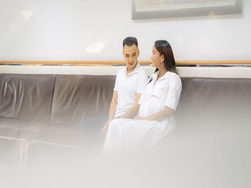 Tuấn Khôi thường xuyên đưa H'hen Niê đi khám khi cô mang bầu. Ảnh: FB H'hen Niê.