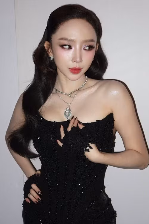 Diện mạo cuốn hút của Tóc Tiên hiện tại không chỉ đến từ trang phục hay lớp trang điểm, mà còn ở thần thái. Khi nghiêng mặt trước ống kính, cô tạo cảm giác bí ẩn, còn khi mỉm cười, nguồn năng lượng tích cực lại lan tỏa rõ rệt.