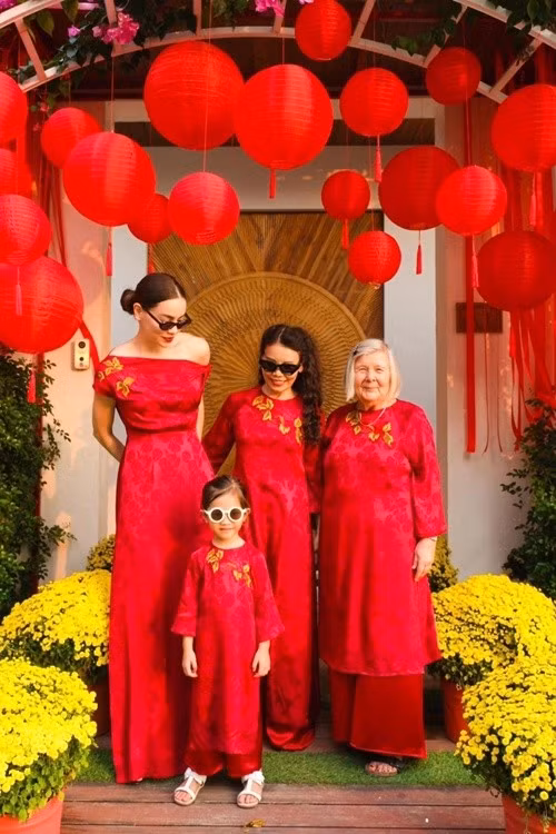 Dịp Tết Nguyên đán 2025, gia đình hai bên nhà Hà Hồ và Kim Lý chụp ảnh chung. Ảnh: FB Hồ Ngọc Hà.
