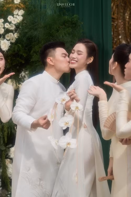 Đỗ Thị Hà lần đầu đăng ảnh bên doanh nhân Viết Vương. Ảnh: FB Đỗ Thị Hà.