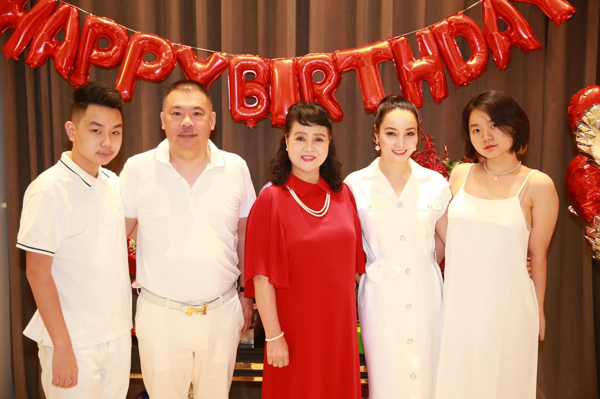 Dù đã ở tuổi U70, bà Lê Kim Minh vẫn giữ được gương mặt hài hòa, làn da sáng cùng thần thái điềm đạm, nhẹ nhàng. Ảnh: FB Mai Thu Huyền.