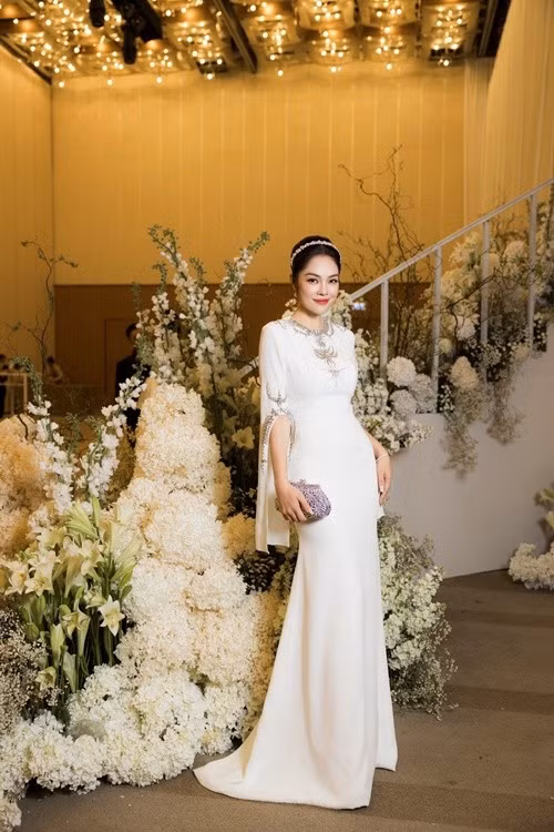 Cô chia sẻ trên Znews: “Tôi cảm thấy nhẹ nhõm như trút được gánh nặng lớn trong thời gian dài. Hầu hết chủ nợ là người thân, đồng nghiệp, bạn bè. Vì thế, tôi thanh toán theo từng đợt và đến nay đã trả xong khoản nợ”. Ảnh: FB Dương Cẩm Lynh.