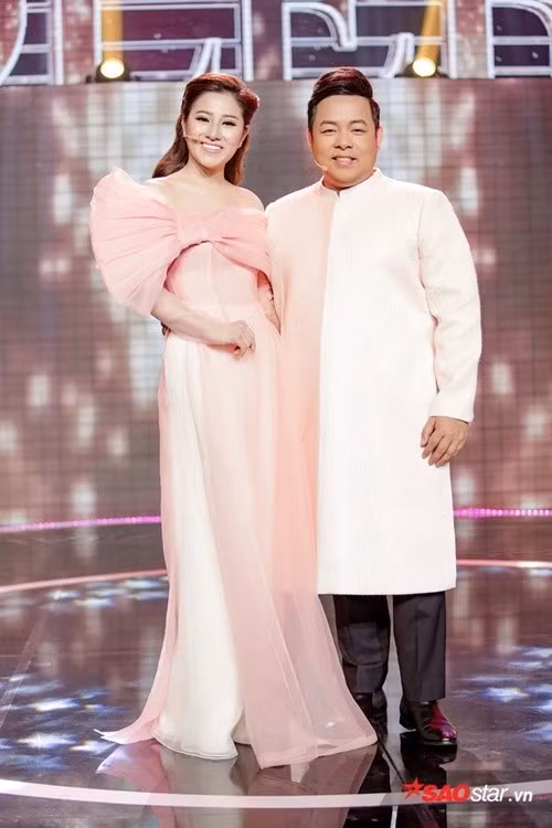 Thân thiết, Quang Lê và Tố My dễ dàng nhập tâm vào ca khúc. Ảnh: Saostar.