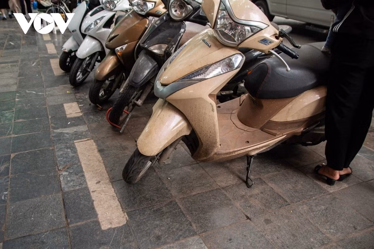 Tại phố Đường Thành, khu vực vỉa hè, các phương tiện được xếp gọn theo phần kẻ giới hạn.