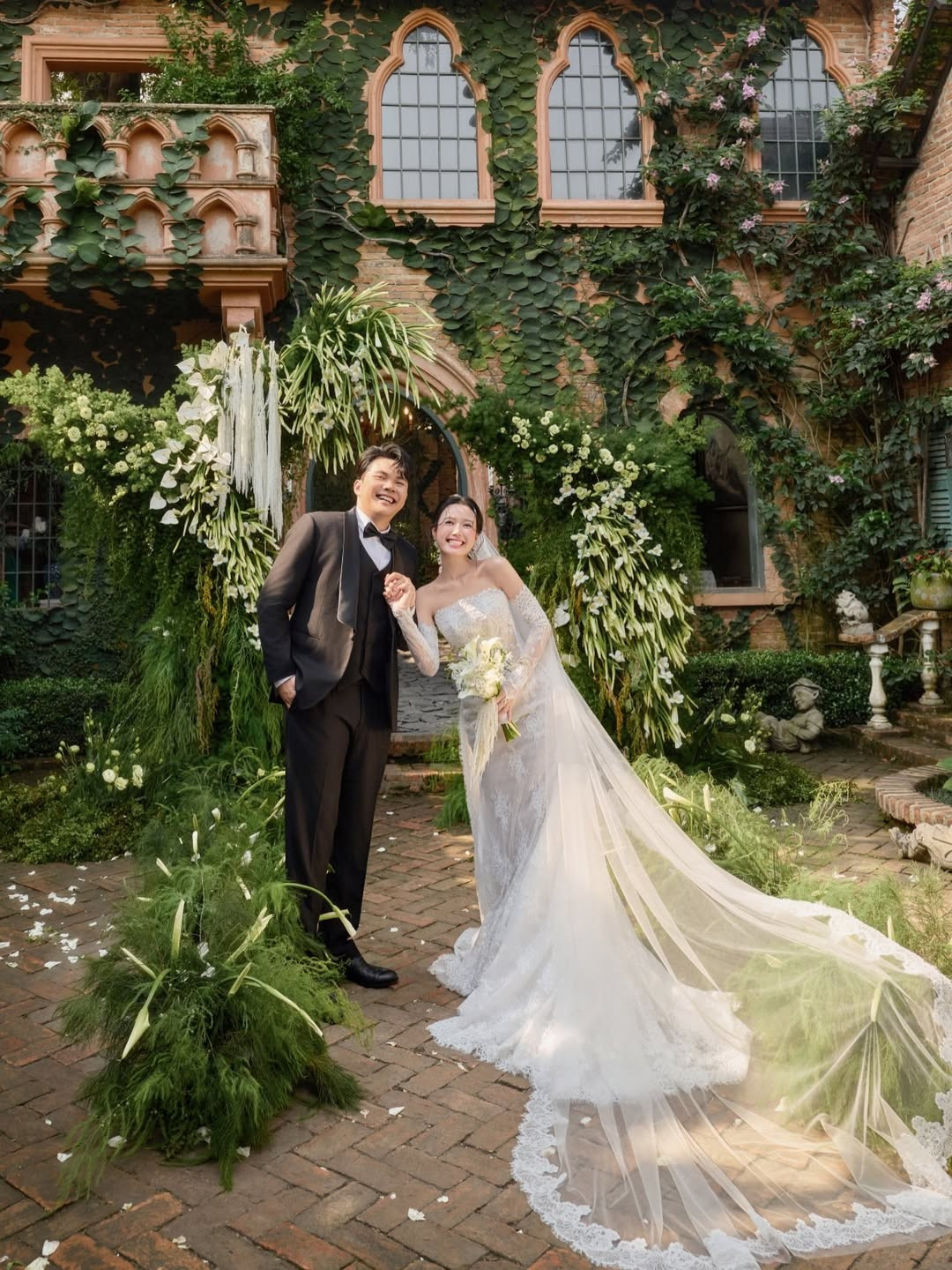 Trong bộ ảnh cưới mang bối cảnh thiên nhiên, Nhung Gumiho diện hai thiết kế váy ren tinh xảo, tôn lên vẻ đẹp trong trẻo.