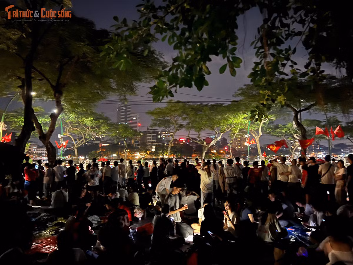 Một số người mang theo ghế xếp, nước uống, kiên nhẫn chờ đợi suốt nhiều giờ.