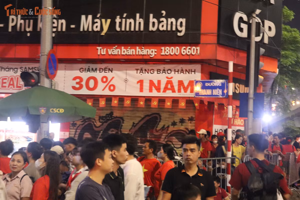 Từ đầu buổi tối 1/9, đường Thanh Niên (Hà Nội) đã trở thành điểm hẹn của đông đảo người dân.