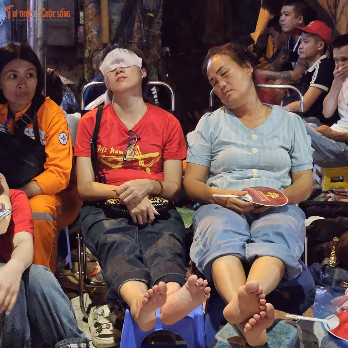 Nhiều người có mặt trên các tuyến phố trung tâm từ sáng sớm ngày 1/9 để tìm vị trí đẹp.