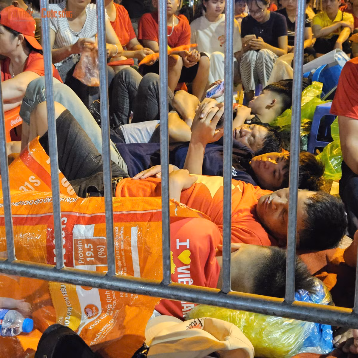 Một số người tranh thủ chợp mắt trong khi nhiều người vẫn cố gắng thức.