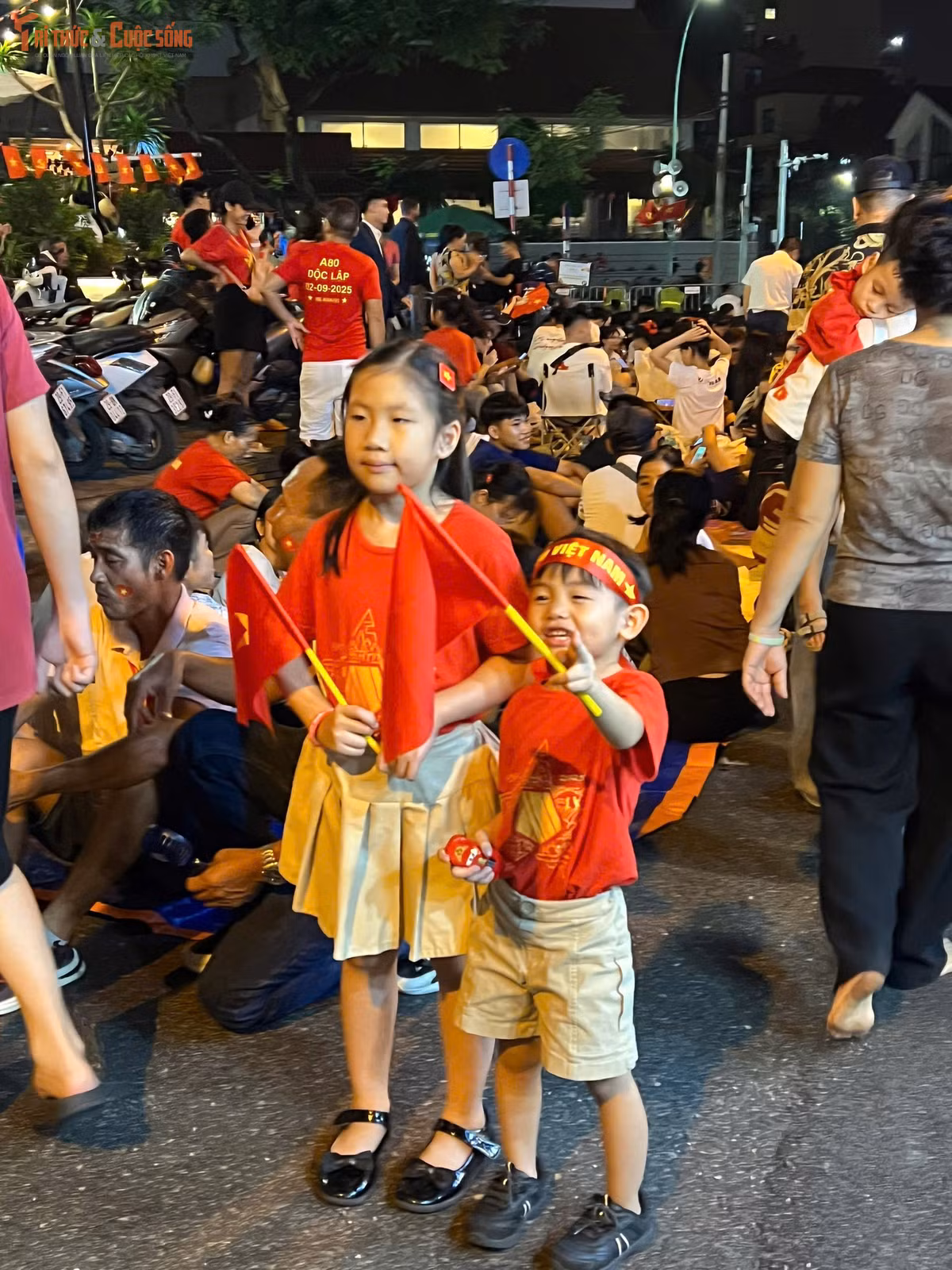 Trên tay nhiều người là cờ đỏ sao vàng, máy ảnh, điện thoại, sẵn sàng ghi lại khoảnh khắc đáng nhớ.