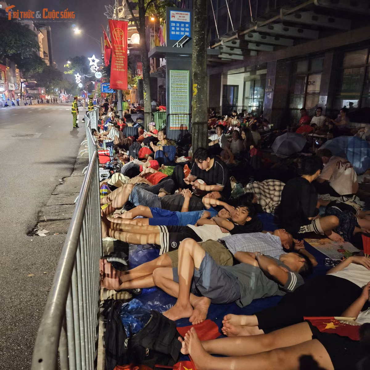 Tối ngày 1/9, hàng nghìn người dân trải bạt, chiếu và nằm ngủ trên vỉa hè chờ đến sáng để xem diễu binh, diễu hành.