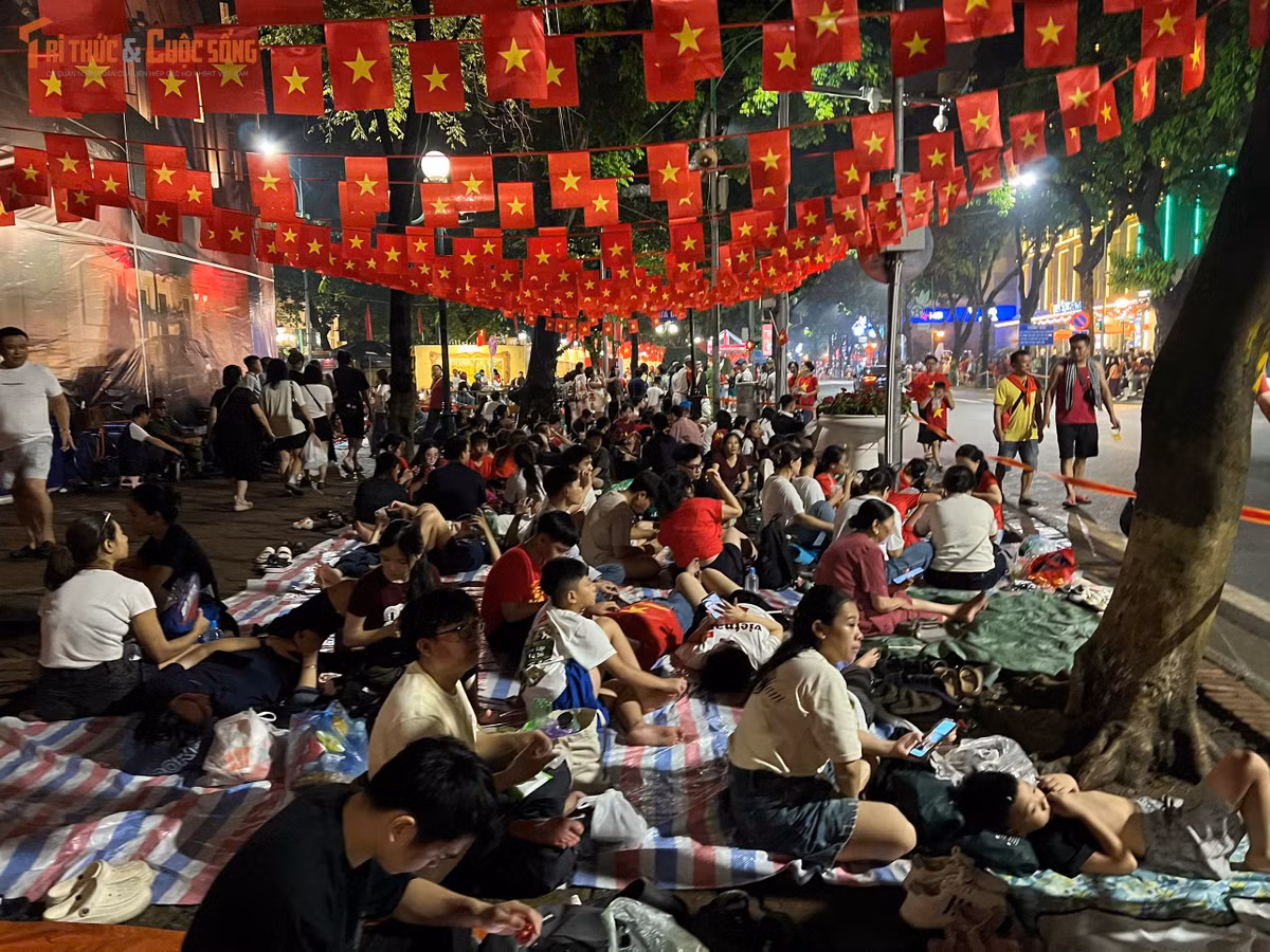 Không ít người dân cho biết, họ tranh thủ đi làm về sớm để có thể tìm chỗ đứng đẹp.