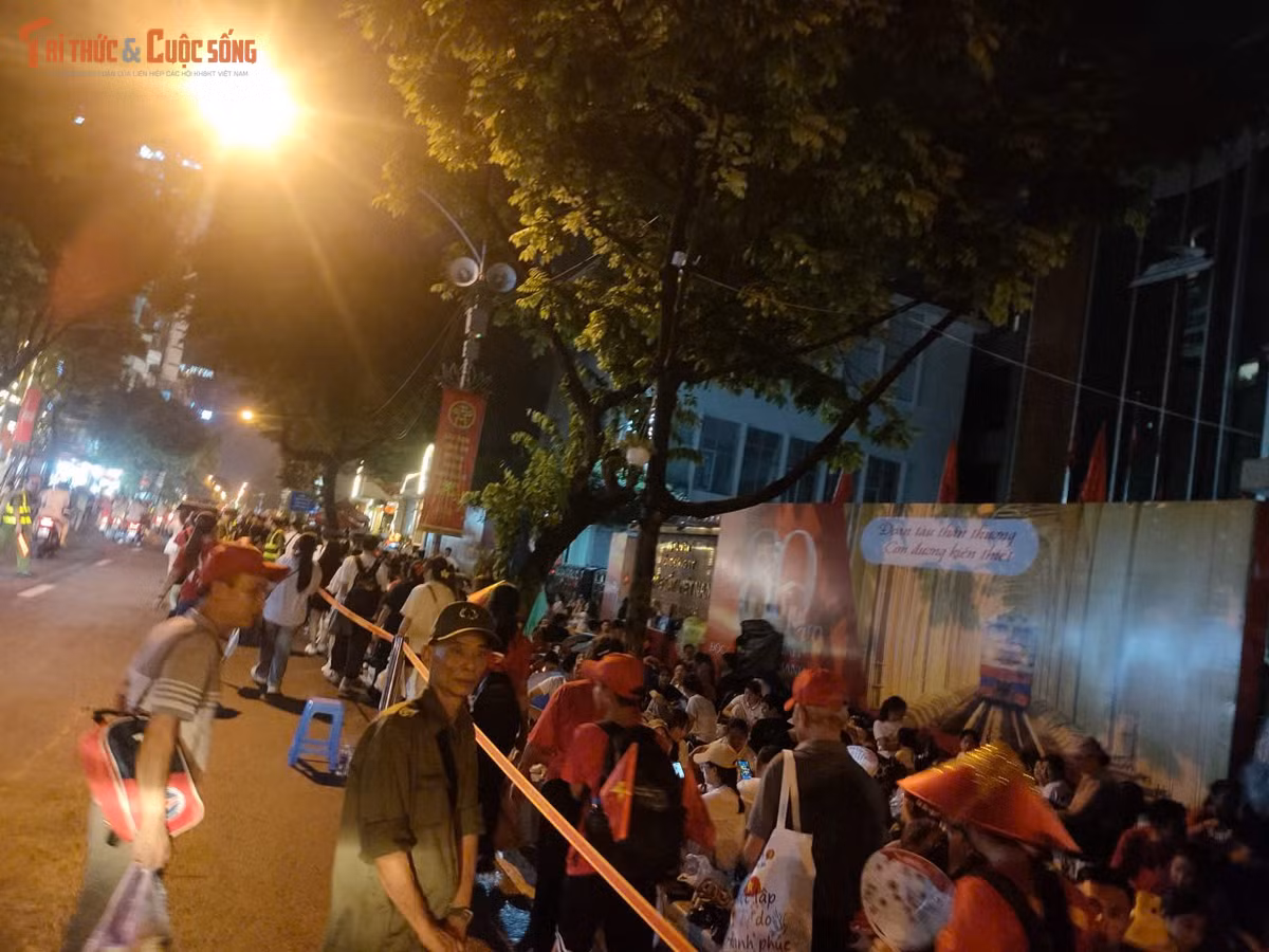 19h ngày 1/9, trên đường Lê Duẩn dẫn về ga Hà Nội, hàng nghìn người xếp hàng kín chỗ chờ xem đại lễ 2/9.