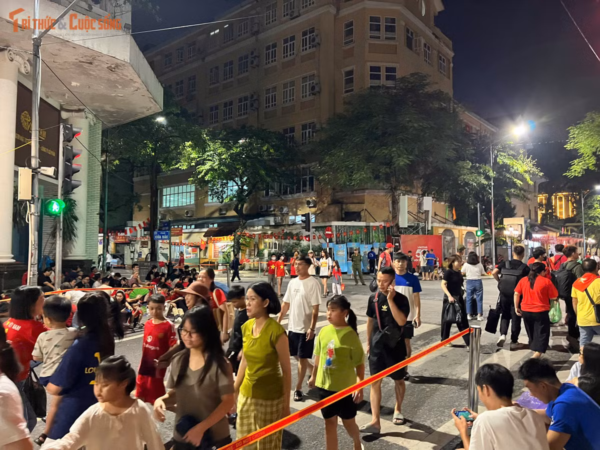 Hình ảnh người dân tấp nập xuống phố chờ xem diễu binh.