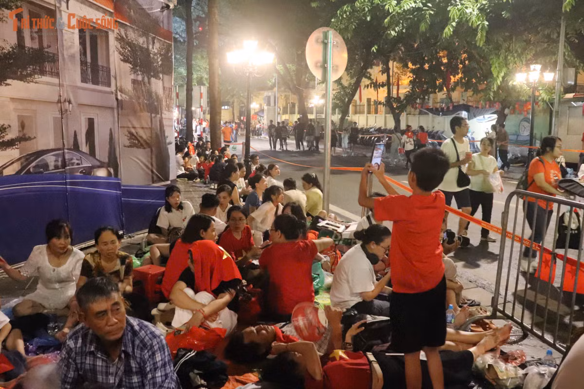 20h30 tối ngày 1/9, tại khu vực nút giao Nguyễn Tri Phương – Cửa Bắc (Hà Nội), từng nhóm người dân đã dần kéo về, chọn cho mình những vị trí thuận lợi để chờ ngắm đoàn xe tăng hiện đại di chuyển qua trong buổi lễ diễu binh, diễu hành 2/9.