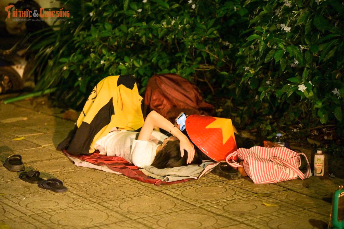 Một số người dân tranh thủ ngả lưng, chợp mắt.