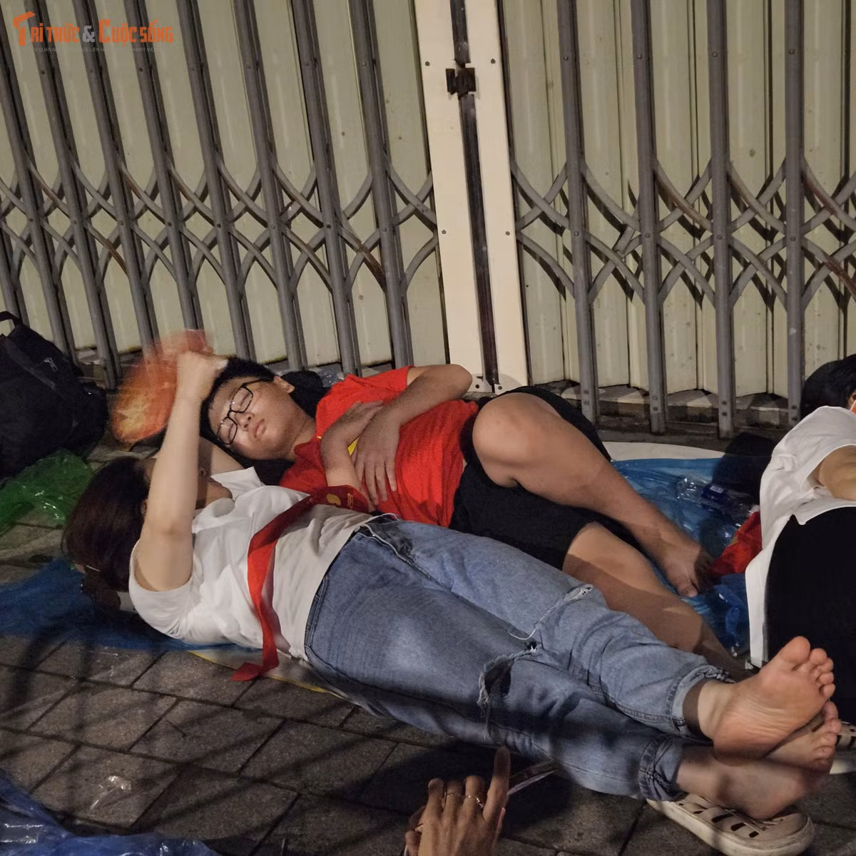 Nhiều người ăn uống ngủ nghỉ tại chỗ để giữ vị trí đẹp xem diễu binh, diễu hành.